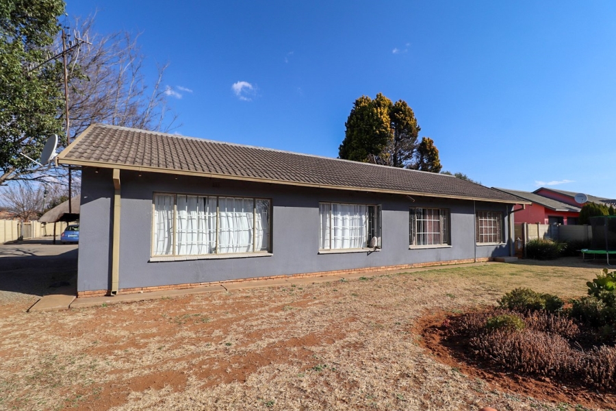 4 Bedroom Property for Sale in La Hoff North West
